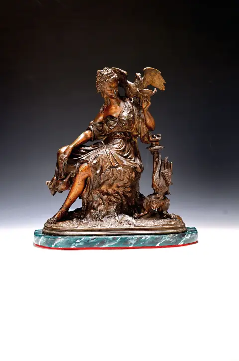 Sculpture, France, vers 1900, régule patiné couleur bronze, dame avec aigle et