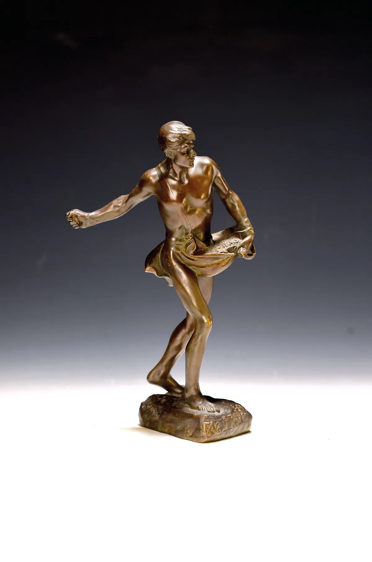 Henri Désiré Gauqié, 1858 - 1927, Bronzefigrine, patiniert, säender Männerakt, am