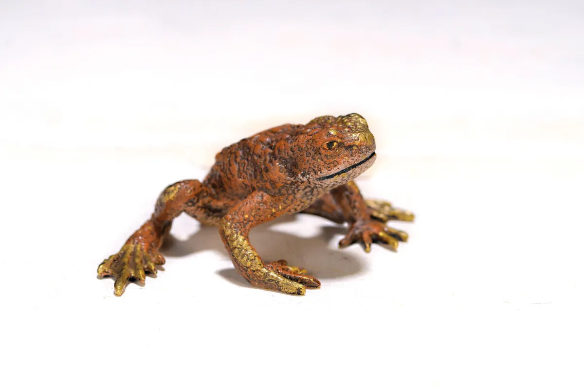 Bronze de Vienne, crapaud assis, polychrome, env. 3x5 cm