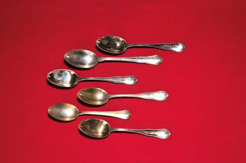 24 cuillères à moka en argent, Padoue, Italie, env. 1944-68, argent 800, 3 modèles différents