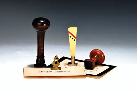 3 cachets, 19e s., bois et métal, 1x "RA", poignée en bakélite avec décor Art nouveau ,