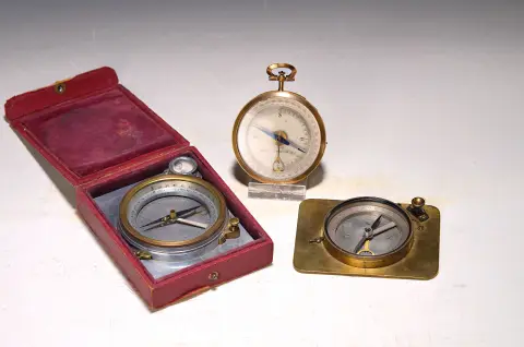 Trois boussoles, début 20e s., 1. F.W. Breithaupt & Sohn Kassel, boîtier en aluminium,