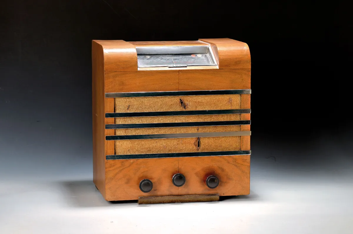 Radio "Ariane", Frankrijk, jaren 1930, behuizing notenhoutfineer, knoppen