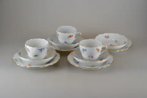 3 tasses à moka, décor fleur dispersée, Meissen, après 1945, porcelaine, peint à la main