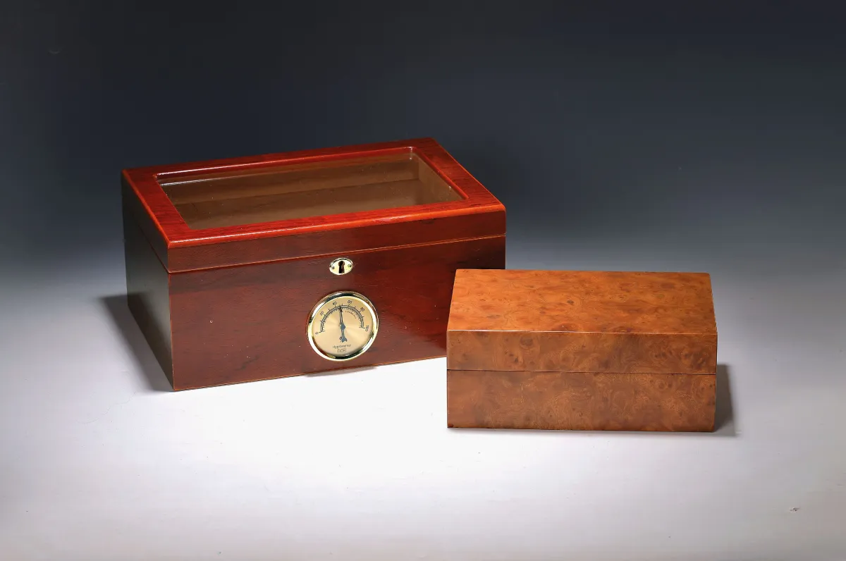 Deux humidors, 20e s., boîtier en bois, 1x avec placage noyer et 7 Romeo y Julieta