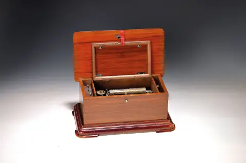 Petite boîte à musique à cylindre, allemande, vers 1850, bois avec incrustations, polychrome, sur