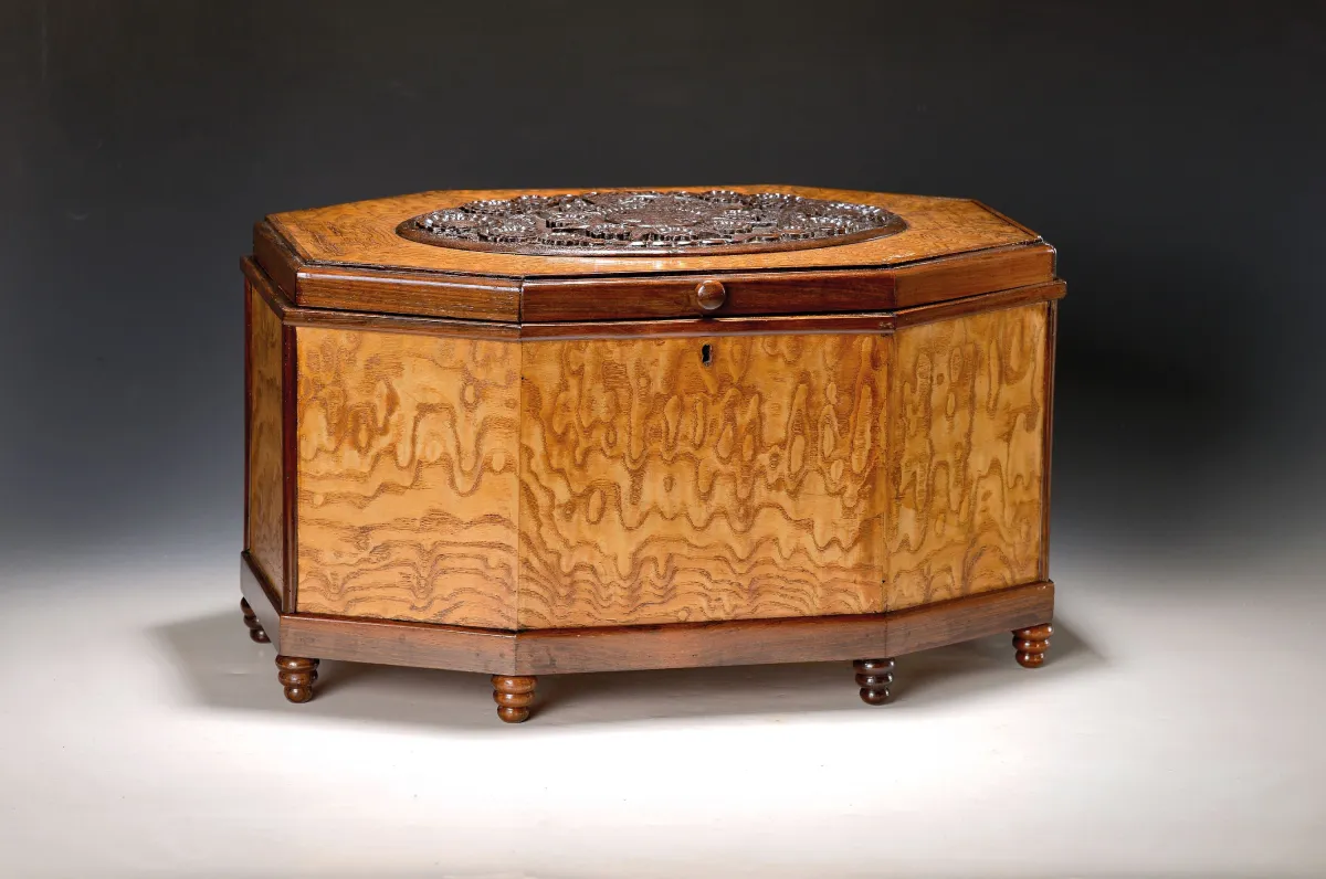 Coffre Art déco, années 20/30, forme octogonale, sur pieds tournés, placage de frêne et