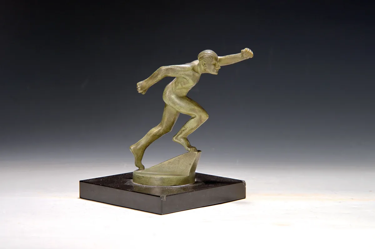 Bizette Lindet, bronzen beeld, Art Deco hardloper, op sokkel, gesigneerd en gemerkt
