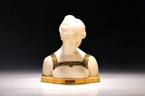Buste en albâtre "Méditation" vers 1900, jeune fille Art nouveau regardant vers le bas