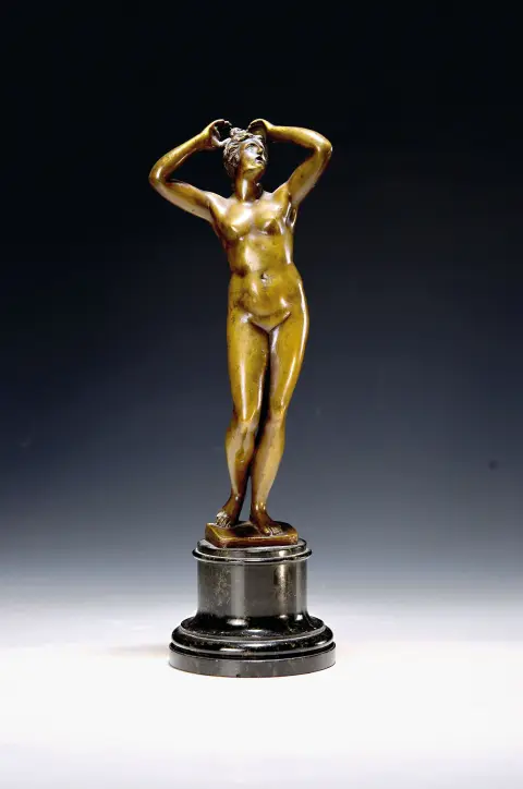 Statuette en bronze Vénus, probablement Italie, vers 1900, bronze patiné, socle rond en pierre, H. 33