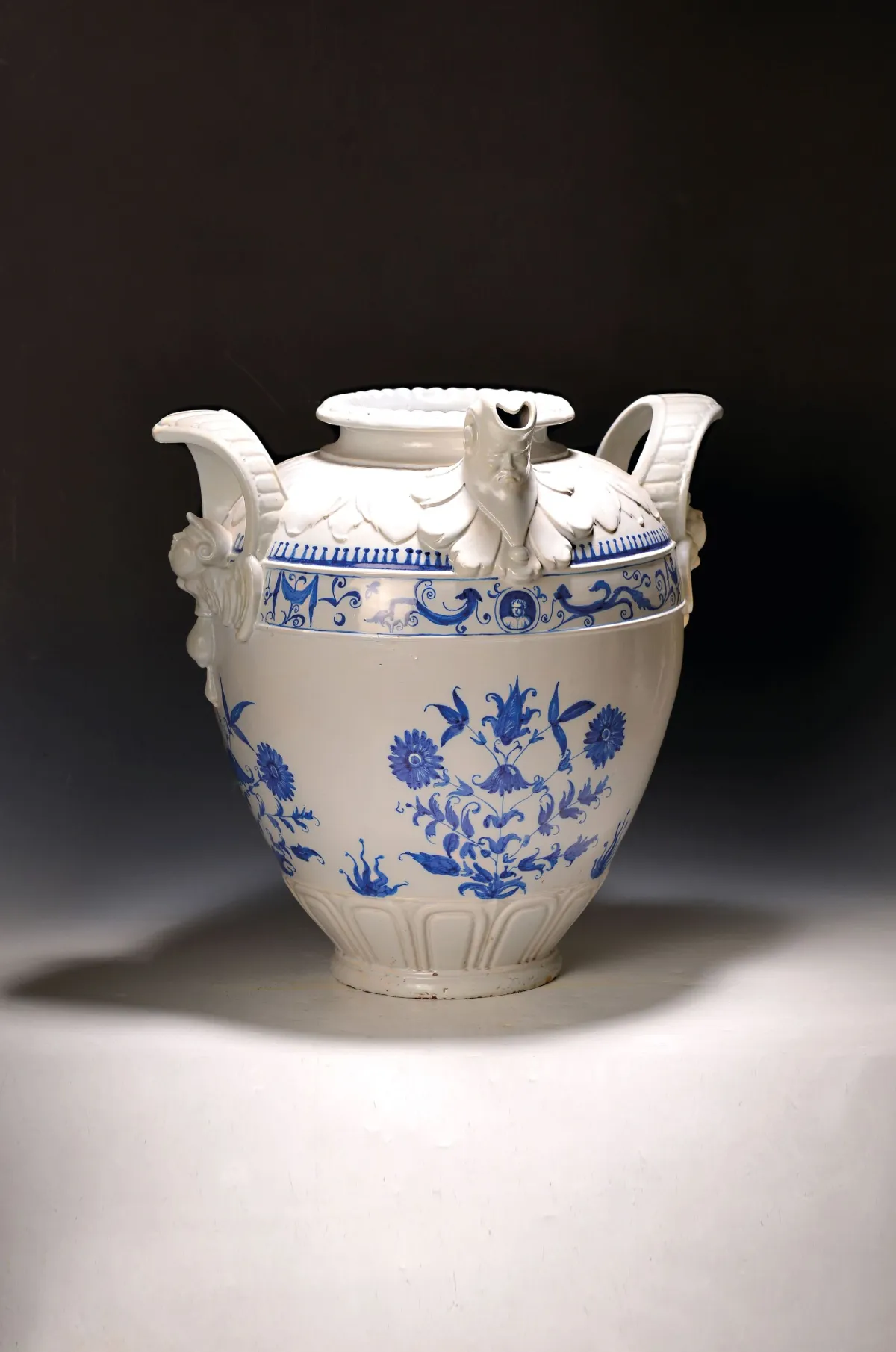 Groot olievat, Italië, 20e eeuw, faience, wit geëngobeerd met blauw bloemdecor