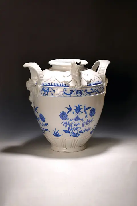Grand récipient à huile, Italie, 20e s., faïence, engobé blanc avec décor floral bleu