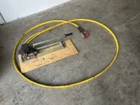 Hydraulic hand pump