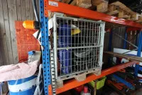 1 gitterbox met diverse hydraulische slangen