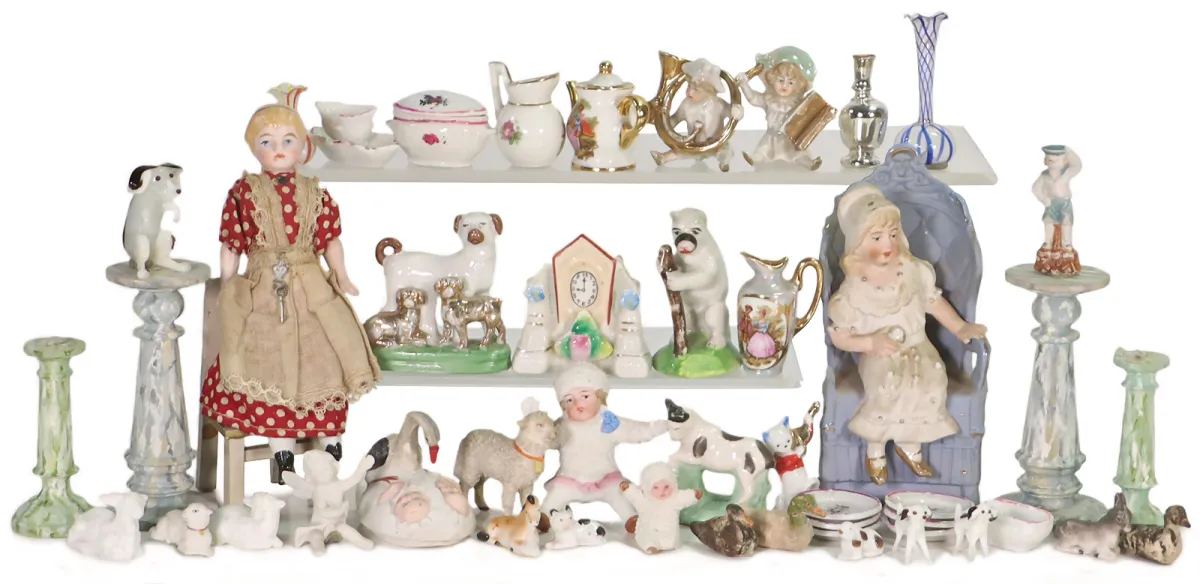 Dekorační díly pro malý porcelánový obchod v domečku pro panenky