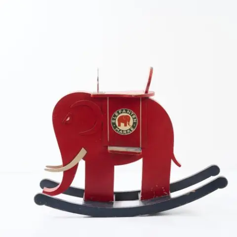 Balançoire pour enfants d'un magasin de chaussures, années 1970 (projet)