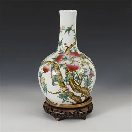 Vase à col étroit sur socle, avec symboles de longévité