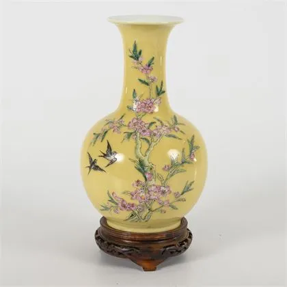 Vase jaune avec fleurs roses, sur socle
