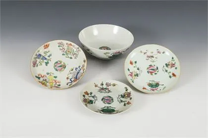 Bol et 3 assiettes avec décor similaire