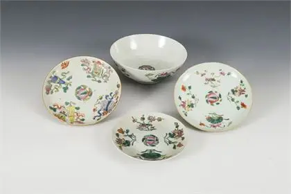 Bol et 3 assiettes avec décor similaire