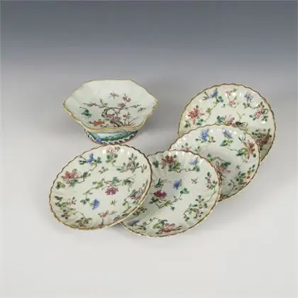 Coupelle sur pied et 4 petites assiettes