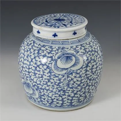 Vase couvert à rinceaux bleus