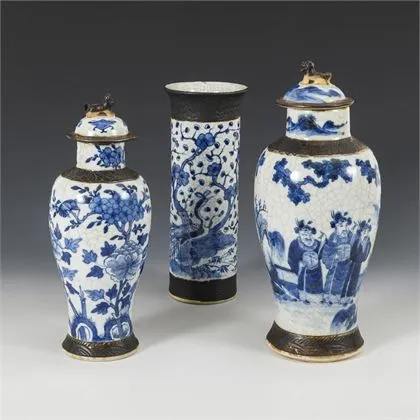 3 vases asiatiques à décor bleu et glaçure craquelée
