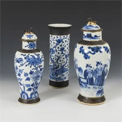 3 vases asiatiques à décor bleu et glaçure craquelée