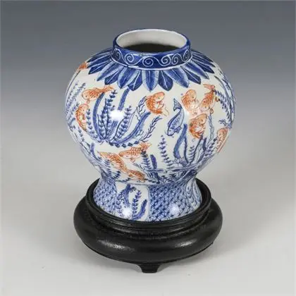 Petit vase avec poissons