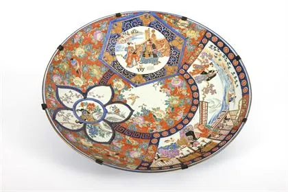 Grand plat mural Imari avec fleur