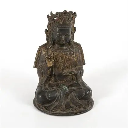 Guanjin en position assise croisée