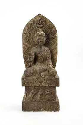 Bouddha en pierre sur trône