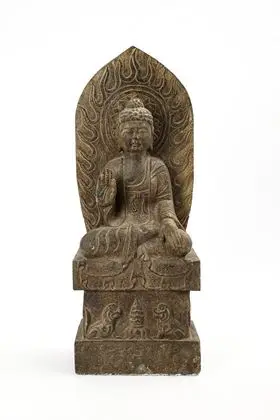 Bouddha en pierre sur trône
