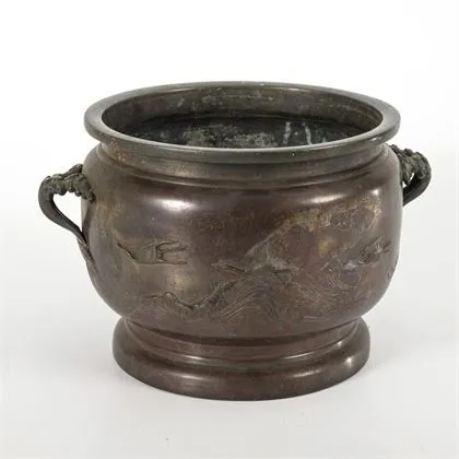 Vase en bronze finement décoré en relief