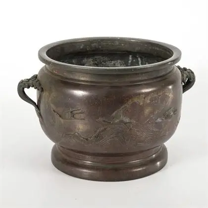 Vase en bronze finement décoré en relief