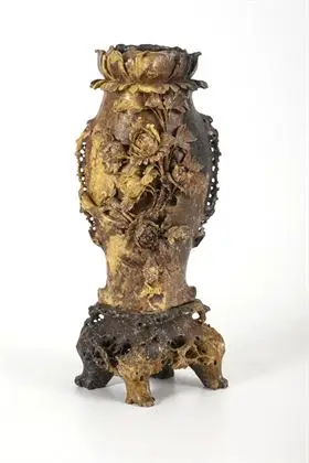 Grand vase avec relief de pivoines