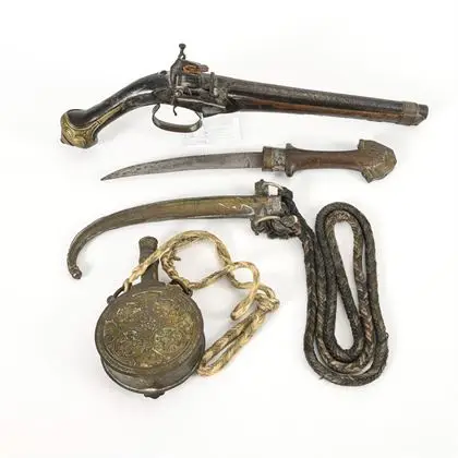 Pistolet, poire à poudre, poignard - Afrique du Nord