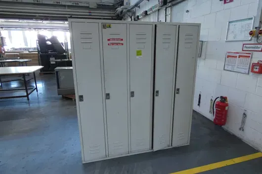 Locker cabinet