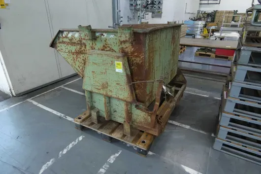 Tipping skip, with pallet