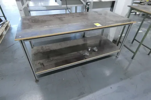 Table de travail avec fond