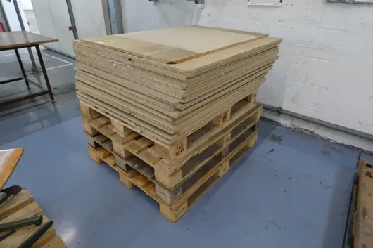 Posten Holzwerkstoffplatten, mit Paletten