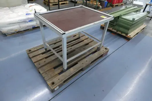 Arbeitstisch, mit Palette