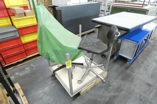 Werktisch mit 2x Bürostuhl, mit Palette