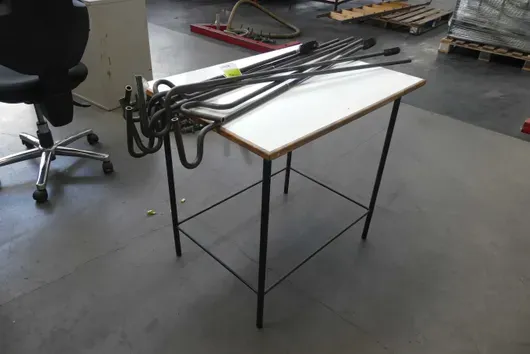 Pracovní stůl s 8 háky