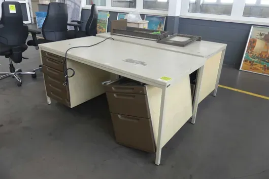 2x werktafel, met inhoud