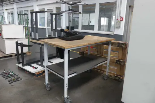 Werktisch rollbar, mit Arbeitsstuhl