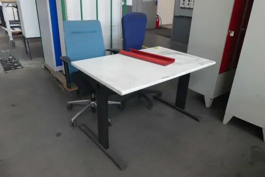 Table de travail avec 2 chaises de bureau