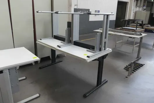 3 werktafels/bureaus