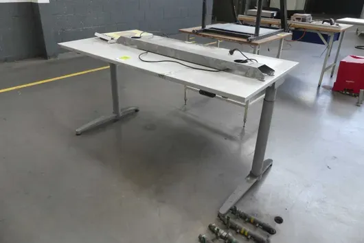 Bureau à hauteur réglable électrique