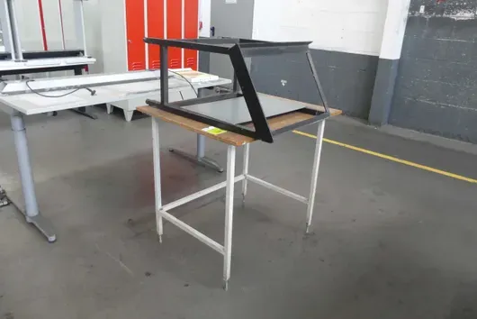 Arbeitstisch sowie Pulttisch